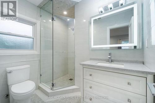 866 Parkland Avenue, Mississauga, ON - Indoor Photo Showing Bathroom
