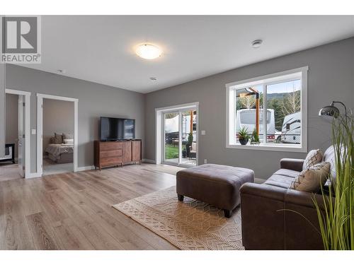 1791 10 Street Sw Unit# 37, Salmon Arm, BC - Indoor Photo Showing Living Room