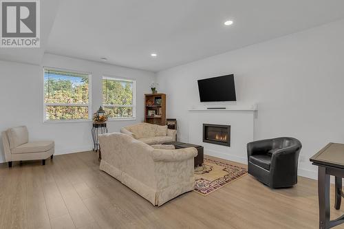 909 Currell Crescent, Kelowna, BC - Indoor Photo Showing Living Room With Fireplace