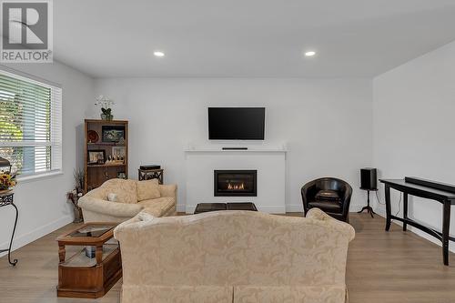 909 Currell Crescent, Kelowna, BC - Indoor Photo Showing Living Room With Fireplace