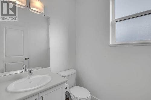 909 Currell Crescent, Kelowna, BC - Indoor Photo Showing Bathroom