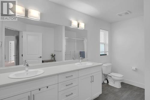 909 Currell Crescent, Kelowna, BC - Indoor Photo Showing Bathroom