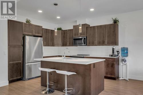 909 Currell Crescent, Kelowna, BC - Indoor Photo Showing Kitchen With Stainless Steel Kitchen With Upgraded Kitchen