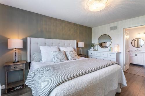 25 Evergreens Drive, Grimsby, ON - Indoor Photo Showing Bedroom