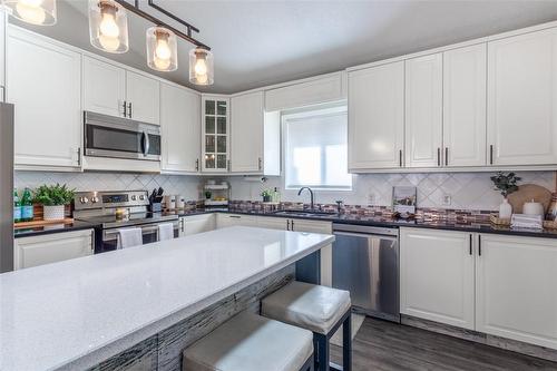 25 Evergreens Drive, Grimsby, ON - Indoor Photo Showing Kitchen With Upgraded Kitchen