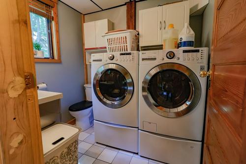 8496 B Procter East Road, Procter, BC - Indoor Photo Showing Laundry Room