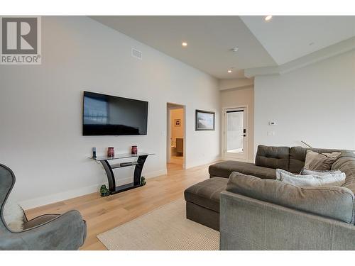 3475 Granite Close Unit# 401, Kelowna, BC - Indoor Photo Showing Living Room