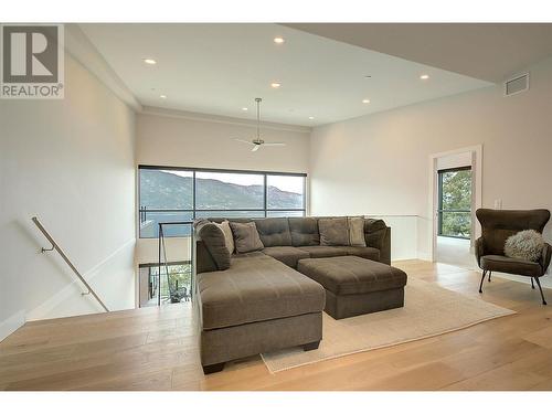 3475 Granite Close Unit# 401, Kelowna, BC - Indoor Photo Showing Living Room