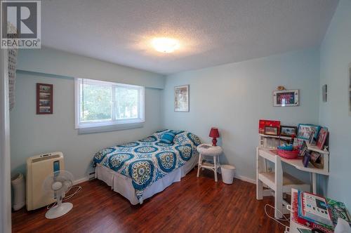694 Pineview Drive, Kaleden, BC - Indoor Photo Showing Bedroom