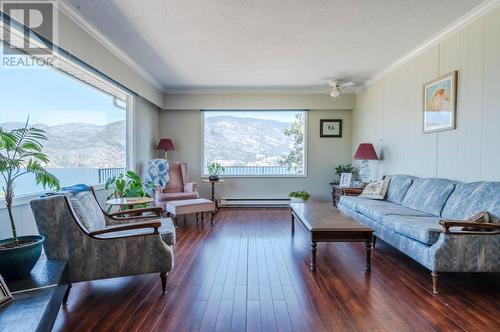694 Pineview Drive, Kaleden, BC - Indoor Photo Showing Living Room