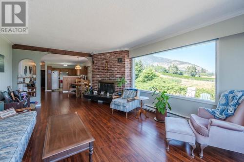 694 Pineview Drive, Kaleden, BC - Indoor Photo Showing Living Room
