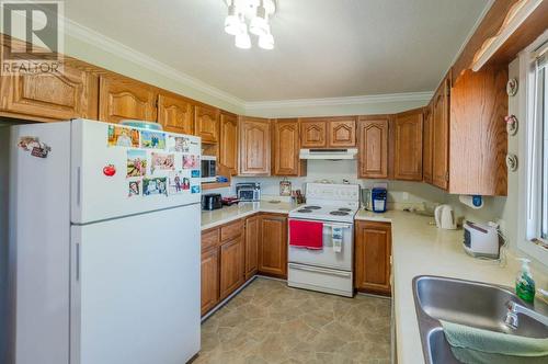 694 Pineview Drive, Kaleden, BC - Indoor Photo Showing Kitchen