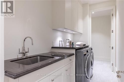 #206 -300 Randall St, Oakville, ON - Indoor Photo Showing Laundry Room