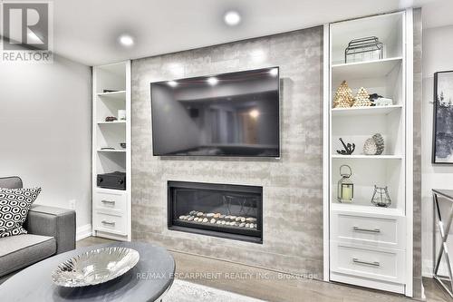 435 The Thicket, Mississauga, ON - Indoor Photo Showing Living Room With Fireplace