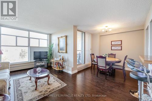#809 -335 Driftwood Ave, Toronto, ON - Indoor Photo Showing Living Room