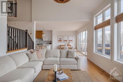 717 Kirkham Crescent, Ottawa, ON - Indoor Photo Showing Living Room