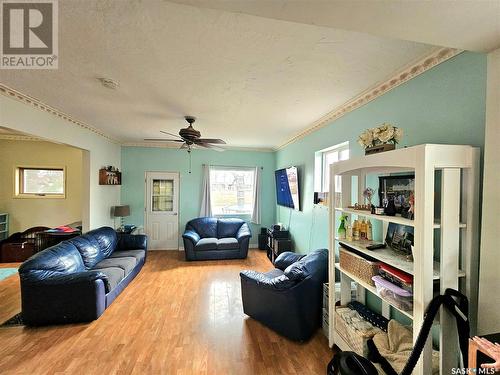464 1St Avenue E, Melville, SK - Indoor Photo Showing Living Room