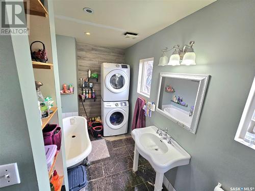 464 1St Avenue E, Melville, SK - Indoor Photo Showing Laundry Room