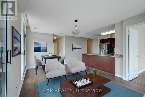 #2110 -18 Spring Garden Ave, Toronto, ON - Indoor Photo Showing Living Room