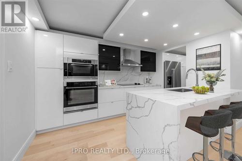 #401 -30 Church St, Toronto, ON - Indoor Photo Showing Kitchen With Upgraded Kitchen