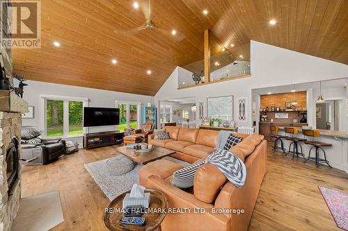 1645 Highway 518, Kearney, ON - Indoor Photo Showing Living Room