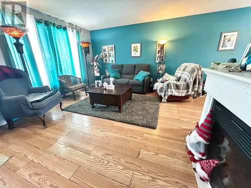 72 Sukunka Place, Tumbler Ridge, BC - Indoor Photo Showing Living Room