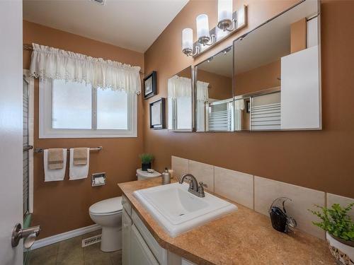 2515 Mckenzie Street, Penticton, BC - Indoor Photo Showing Bathroom