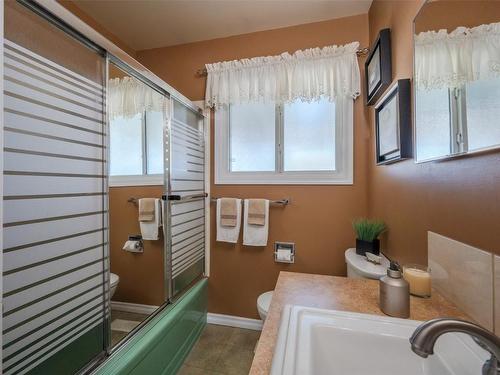 2515 Mckenzie Street, Penticton, BC - Indoor Photo Showing Bathroom