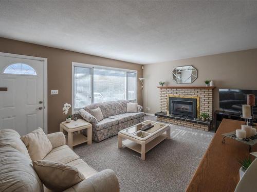 2515 Mckenzie Street, Penticton, BC - Indoor Photo Showing Living Room With Fireplace