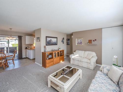 2515 Mckenzie Street, Penticton, BC - Indoor Photo Showing Living Room