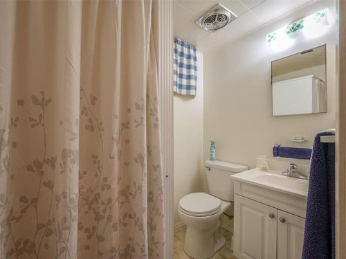 2515 Mckenzie Street, Penticton, BC - Indoor Photo Showing Bathroom