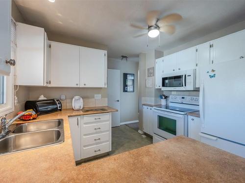 2515 Mckenzie Street, Penticton, BC - Indoor Photo Showing Kitchen With Double Sink