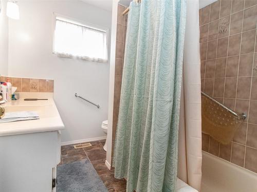 215 Sadler Road, Kelowna, BC - Indoor Photo Showing Bathroom