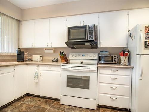 215 Sadler Road, Kelowna, BC - Indoor Photo Showing Kitchen