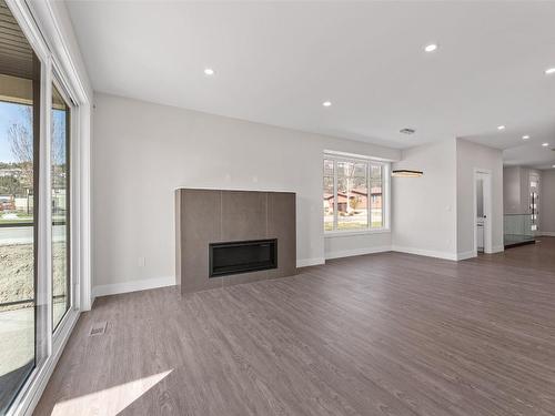 1797 Viewpoint Drive, Kelowna, BC - Indoor Photo Showing Living Room With Fireplace