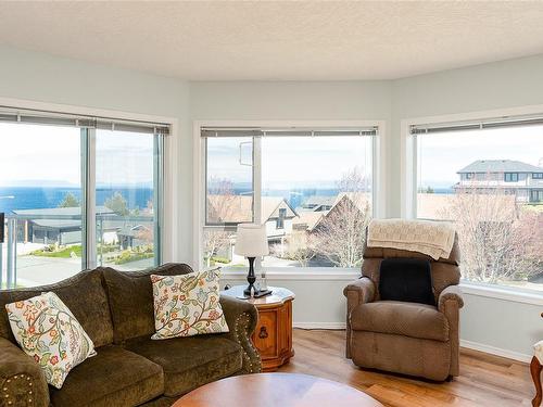 305-4965 Vista View Cres, Nanaimo, BC - Indoor Photo Showing Living Room