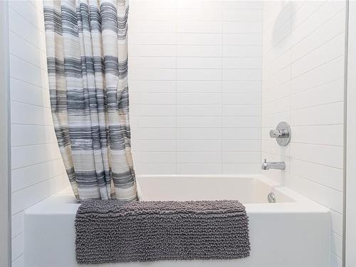 301-767 Tyee Rd, Victoria, BC - Indoor Photo Showing Bathroom