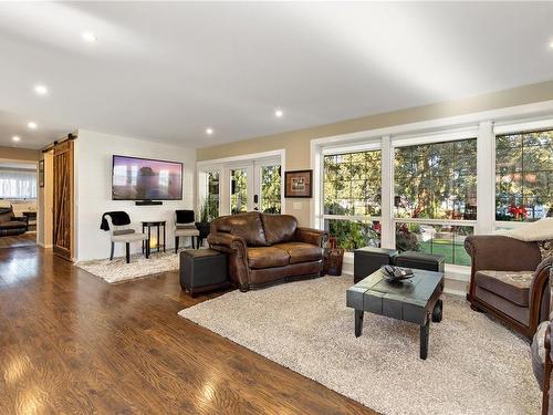 3259 Hallberg Rd, Ladysmith, BC - Indoor Photo Showing Living Room