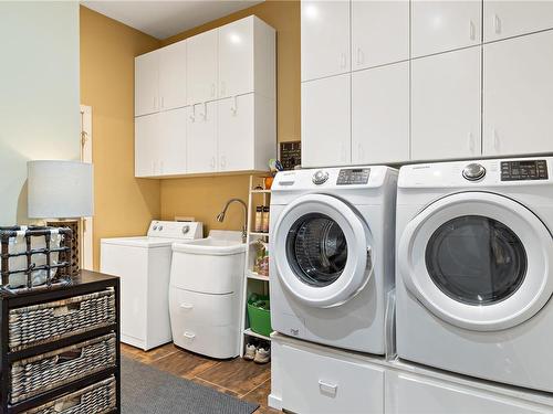 3259 Hallberg Rd, Ladysmith, BC - Indoor Photo Showing Laundry Room