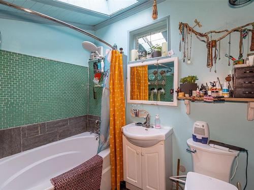 2832 Shakespeare St, Victoria, BC - Indoor Photo Showing Bathroom