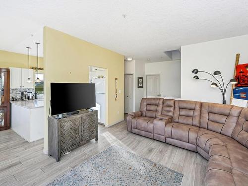 21-126 Hallowell Rd, View Royal, BC - Indoor Photo Showing Living Room