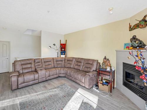 21-126 Hallowell Rd, View Royal, BC - Indoor Photo Showing Living Room With Fireplace