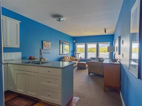 706-1971 Harbour Dr, Ucluelet, BC - Indoor Photo Showing Living Room