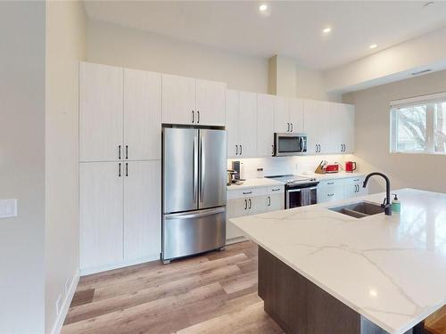213-3313 Wilson Street, Penticton, BC - Indoor Photo Showing Kitchen With Stainless Steel Kitchen With Double Sink