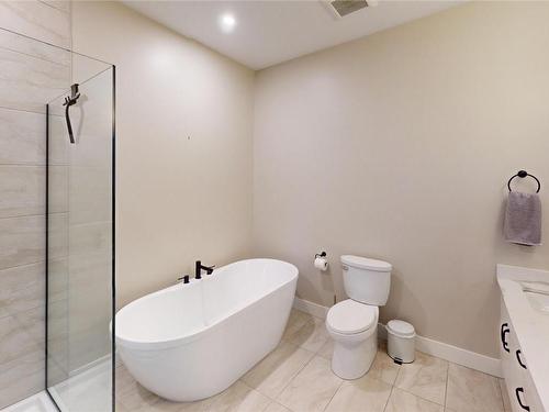 213-3313 Wilson Street, Penticton, BC - Indoor Photo Showing Bathroom