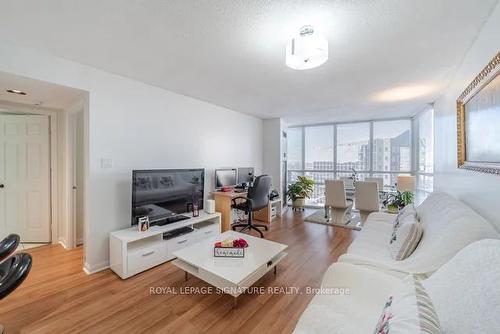 904-50 Eglinton Ave, Mississauga, ON - Indoor Photo Showing Living Room