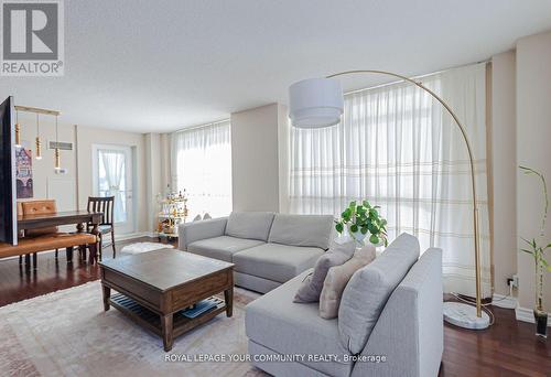 #422 -18 Harding Blvd, Richmond Hill, ON - Indoor Photo Showing Living Room