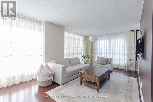 #422 -18 Harding Blvd, Richmond Hill, ON - Indoor Photo Showing Living Room
