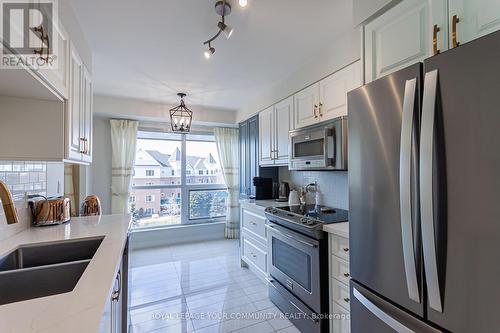#422 -18 Harding Blvd, Richmond Hill, ON - Indoor Photo Showing Kitchen With Double Sink