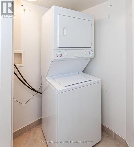#422 -18 Harding Blvd, Richmond Hill, ON - Indoor Photo Showing Laundry Room